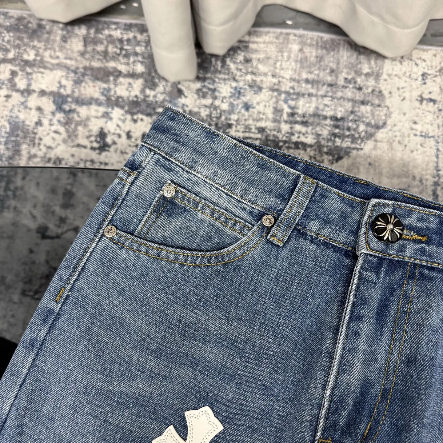 P230 Chrome Hearts CH/Chrome Hearts Classic Blue Pants White Cross Patched Leather Jeans. Original purchase and patterning. Really restores the ultimate texture of Vintage. Special Italian cowhide print and then cut. Customized sheepskin three-layer thick line leather. The whole body is spliced in heavy water washing process. Craftsmen hand-splash ink. You can see the details. Three-dimensional cutting version. Loose and comfortable. Not picky on the figure. Makes taller and slimmer. Seiko factory. Original quality control. Same style for men and women. Can be matched with couples. Versatile recommendation. Essential jeans for all seasons Color: blue Size: 28-36 (S-XXL)